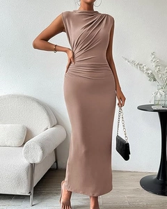 Détail des fronces latérales à la taille sur la robe longue moulante marron sans manches