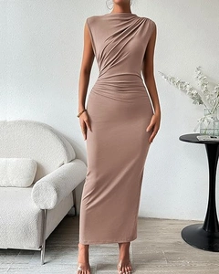 Détail des fronces latérales élégantes et de la taille plissée de cette robe sans manches