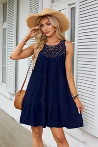 Dettaglio dell'abito a trapezio senza maniche blu navy con scollo in pizzo all'uncinetto