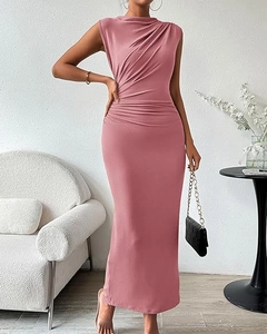 Détail de la robe longue sans manches mauve avec fronces élégantes et col montant chic