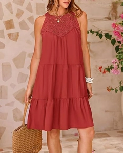 Dettaglio vestito rosso con scollo all'americana in pizzo all'uncinetto e gonna a trapezio