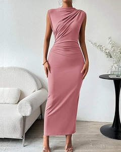 Détail montrant les fronces élégantes et le tissu texturé de cette robe longue sans manches rose