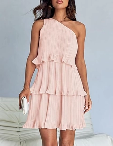 Elegante abito corto rosa monospalla a balle con sottili pieghe a fisarmonica e volant
