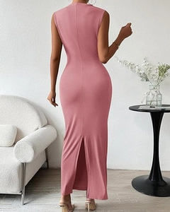 Détail de la fente arrière élégante sur cette robe longue sans manches de couleur mauve