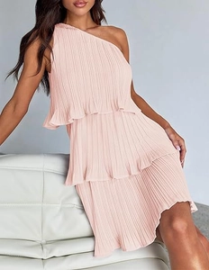 Dettaglio dell'abito plissettato rosa monospalla con elegante orlo a balze a strati.