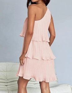 Dettaglio vista posteriore di un vestito rosa monospalla a strati pieghettati da donna