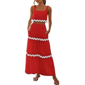 Set estivo da donna rosso due pezzi con top corto smerlato bianco e gonna lunga a vita alta