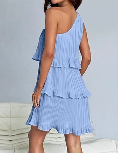 Elegante mini abito a una spalla a strati pieghettato azzurro, vista posteriore laterale