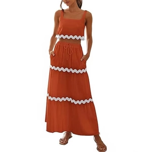 Completo due pezzi da donna arancione bruciato con crop top e gonna maxi con bordo a zig-zag