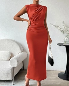 Détail du plissé latéral et de la texture froncée sur une robe longue sans manches orange