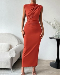 Détail d'une robe longue orange sans manches avec fronces latérales et tissu plissé fluide