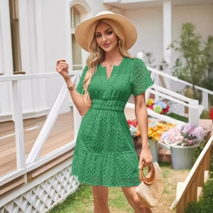 Abito estivo verde bosco con scollo a V, ricamo a traforo e bordo con volant chic