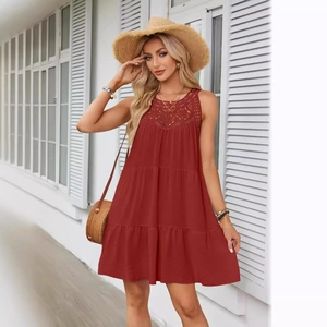 Abito a trapezio senza maniche color terracotta con gonna a balze e scollo in pizzo