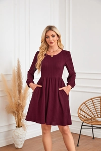Détail d'une robe en maille bordeaux avec col rond et poches latérales pratiques
