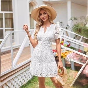 Abito bianco in pizzo con scollo a V, maniche corte e silhouette a trapezio a balze