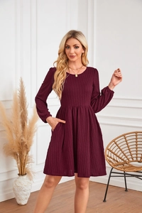 Détail de la robe tricotée bordeaux avec motif torsadé et poche latérale pratique