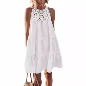 Abito bianco linea A a trapezio senza maniche con pizzo all'uncinetto e gonna a balze