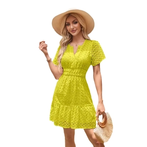 Abito giallo in pizzo sangallo con scollo a V e orlo a balze per le vacanze estive