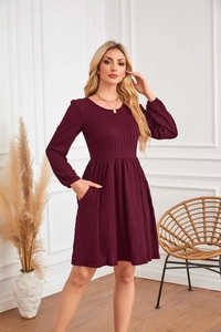 Détail de la robe tricotée bordeaux avec texture torsadée et poche latérale pratique
