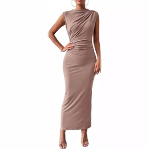 Robe longue sans manches froncée de couleur moka marron avec coupe ajustée