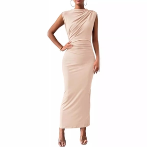 Robe longue moulante beige sans manches élégante avec détails froncés et fente