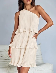 Dettaglio visivo di un elegante abito a una spalla plissettato color crema da donna.