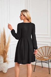 Vue détaillée de la robe noire évasée avec maille torsadée 3D et dos en V élégant