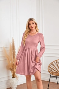Texture de tricot détaillée d'une robe trapèze mauve à col rond avec manches longues