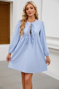 Dettaglio dell'abito azzurro con lacci frontali e vita a linea A con eleganti pieghe morbide