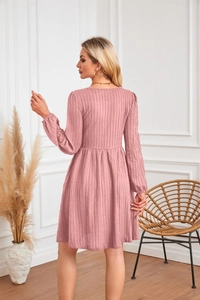 Détail de la robe en tricot vieux rose avec texture côtelée et ligne de taille élégante
