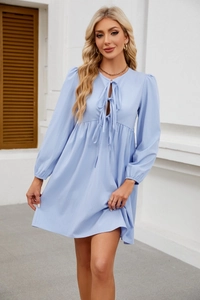 Dettaglio dell'abito babydoll azzurro con scollo con lacci e trama del tessuto a pieghe