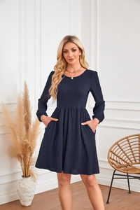 Détail d'une robe trapèze en tricot bleu marine avec poches latérales et col rond élégant