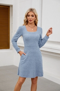 Détail de robe en maille bleu clair avec encolure carrée, poches et texture côtelée