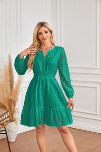 Dettaglio dell'abito verde con ricamo Broderie Anglaise e raffinati motivi traforati