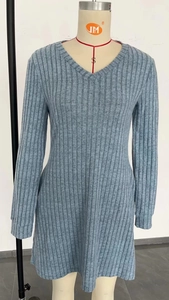 Nahaufnahme der gerippten Strickstruktur und des V-Ausschnitts dieses blau-grauen Kleides