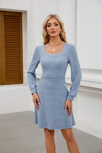 Détail de robe en maille bleu clair avec col carré, manches longues et côtes