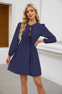 Dettaglio dell'abito babydoll blu scuro con triplo laccetto frontale e maniche lunghe a sbuffo