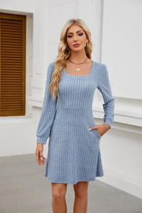 Détail de la robe en tricot bleu clair à col carré avec manches longues et poches latérales