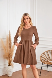Détail de la texture d'une robe trapèze en maille marron avec poches et manches longues