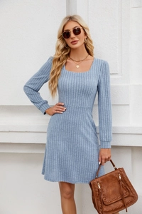 Détail de la robe en maille côtelée bleu clair à col carré et taille haute en A