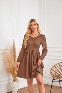 Détail de la robe en tricot marron à manches longues avec texture rayée et col rond classique