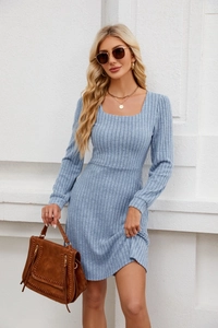 Détail d'une robe en maille bleu clair avec col carré, texture côtelée et manches longues