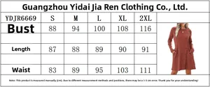 Tabella taglie dettagliata per l'abito in maglia con bottoni dalla taglia S alla 2XL