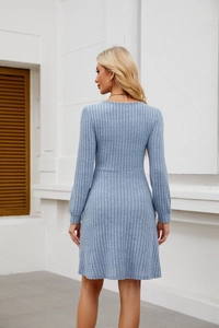 Détail de la texture en maille côtelée bleu clair sur une robe longue coupe trapèze