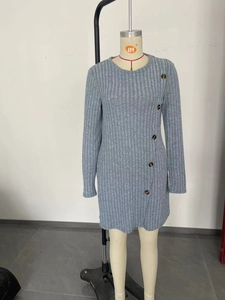 Dettaglio vestito in maglia a coste grigio-azzurro con bottoni laterali e girocollo