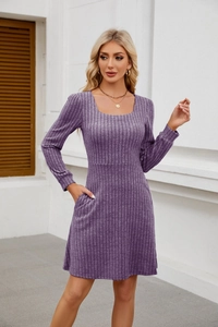 Détail de la robe tricotée violette à col carré manches longues et poches latérales