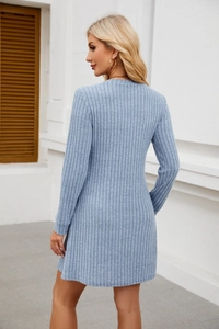 Detail des hellblauen Rippstrickkleids mit Fokus auf Rückseite und weichem Stoff am Model