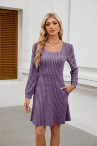 Gros plan sur la maille côtelée violette d'une robe à manches longues avec des poches