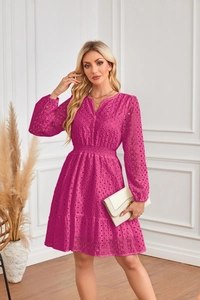Dettaglio dell'abito magenta con scollo a V e ricamo a occhiello ondulato molto raffinato