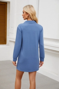 Détail du profil arrière et latéral d'une robe bleue à manches longues et col polo